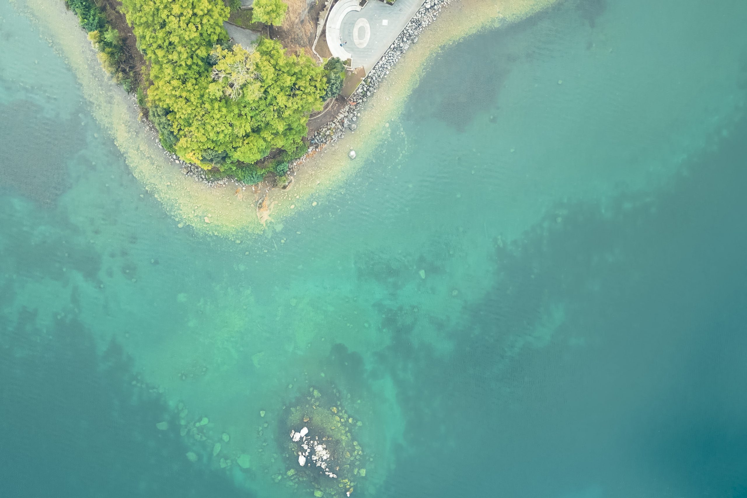 Veduta aerea delle sabbie bianche della località Vicarello, sul lago di Bracciano
