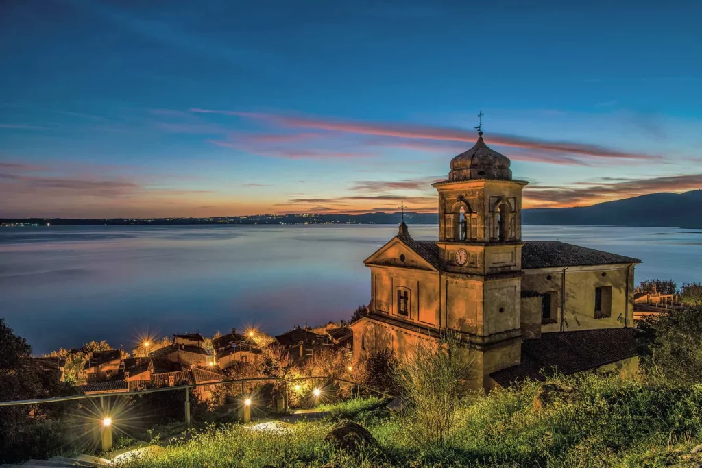 Vista di Chiesa Trevignano con sfondo Lago di Bracciano al Tramonto